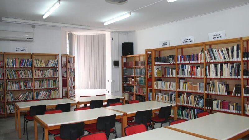 Zona principale della sala studio della Biblioteca di Ottana
