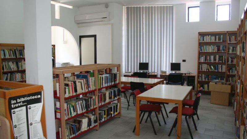 Zona secondaria della sala studio della Biblioteca di Ottana