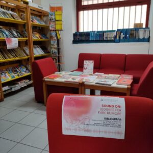 L'emeroteca della Biblioteca in cui è stata allestita la bibliografia dedicata ai bambini e agli adolescenti.