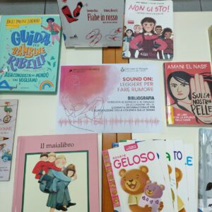 Parte della bibliografia dedicata ai bambini e agli adolescenti, allestita nella zona emeroteca della Biblioteca.