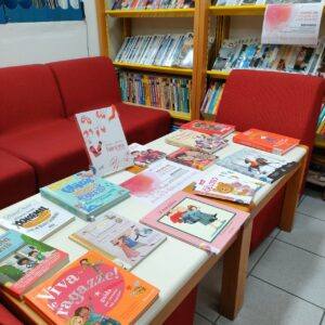 L'emeroteca della Biblioteca in cui è stata allestita la bibliografia dedicata ai bambini e agli adolescenti.